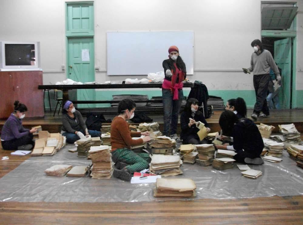 Rearmando la historia, alumnos del liceo Abate Molina trabajan en la recuperación del archivo escolar